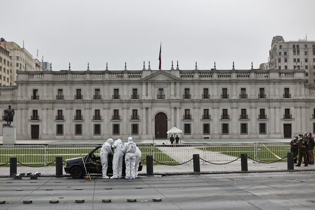 Hombre se quemó a lo bonzo frente a La Moneda: quedó en estado de gravedad