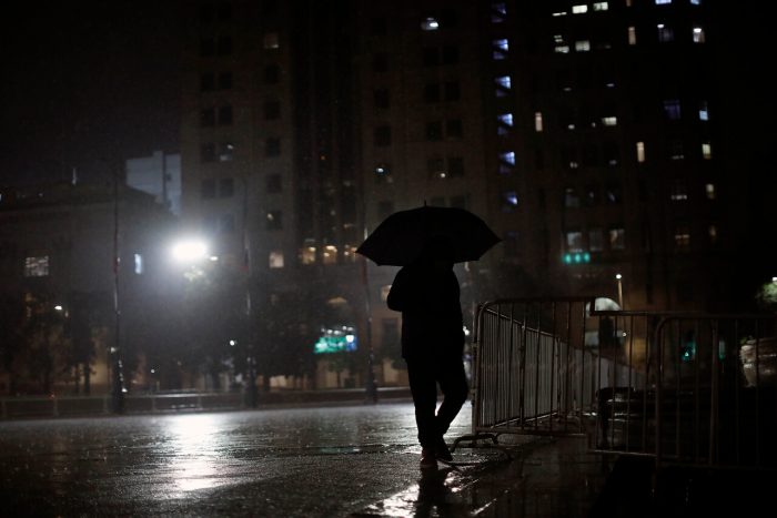 Lluvias en Santiago generaron alud en la precordillera y más de 110 mil personas sin suministro eléctrico