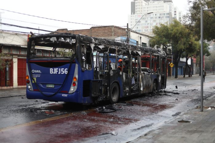 Presidente Gabriel Boric condena incidentes tras manifestación de estudiantes al exterior del Liceo Barros Borgoño: Un bus del Transantiago resultó quemado
