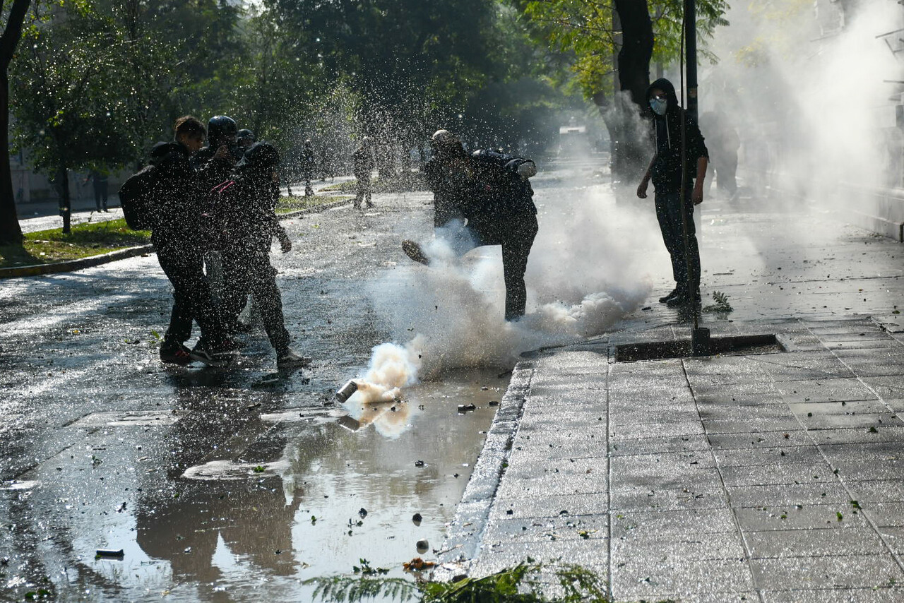 Sujeto con overol blanco fue detenido por Carabineros en medio de manifestaciones fuera del Instituto Nacional