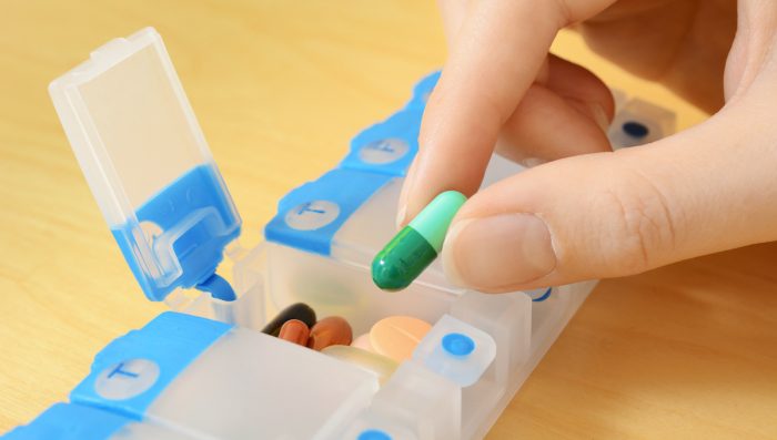 Por qué guardar los medicamentos en el pastillero es un error