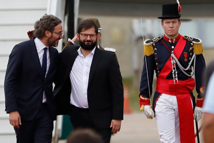 Presidente Gabriel Boric arriba a Argentina en su primera visita de Estado al exterior