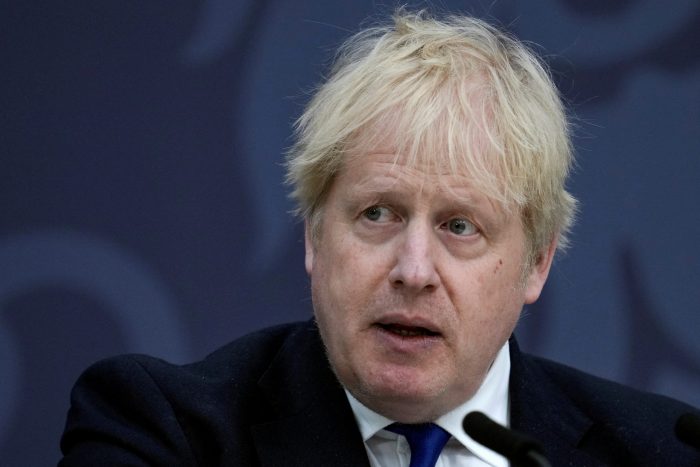 Boris Johnson se disculpa ante el Parlamento por incumplimientos durante confinamiento