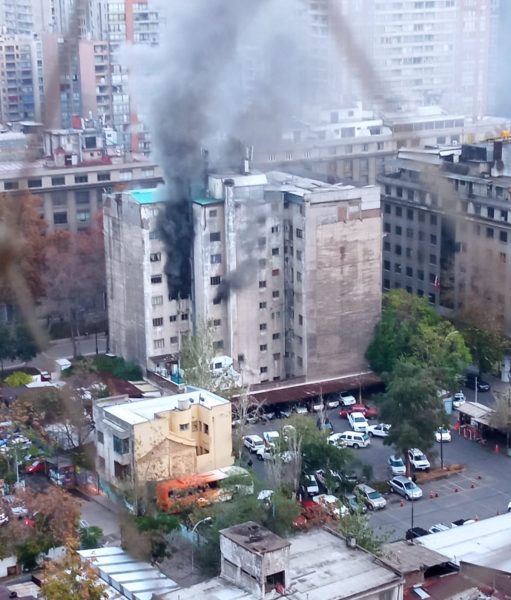 Incendio que afectó edificio en pleno centro de Santiago obligó a desvíos en el tránsito