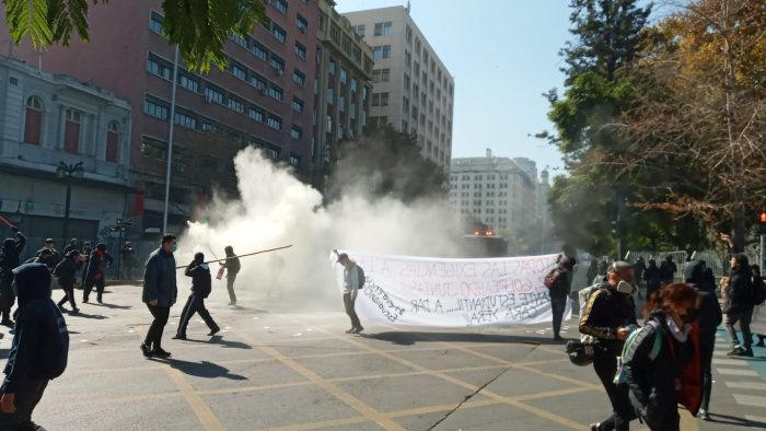 Marcha de estudiantes secundarios fue frenada por Carabineros antes de llegar a La Moneda