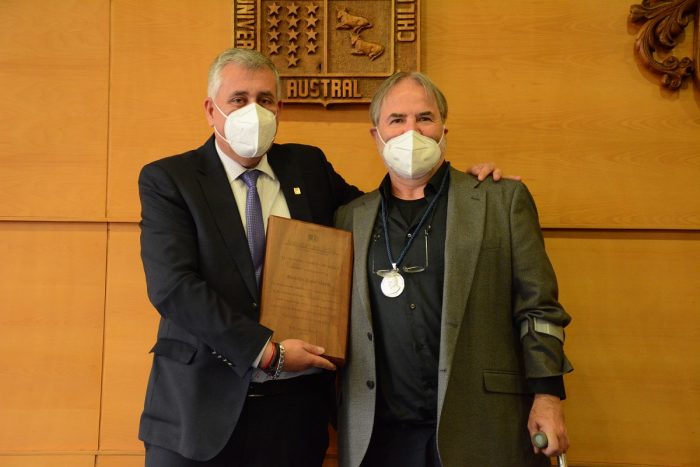 UACh entregó Premio Luis Oyarzún 2021 al ecologista y filósofo Ricardo Rozzi