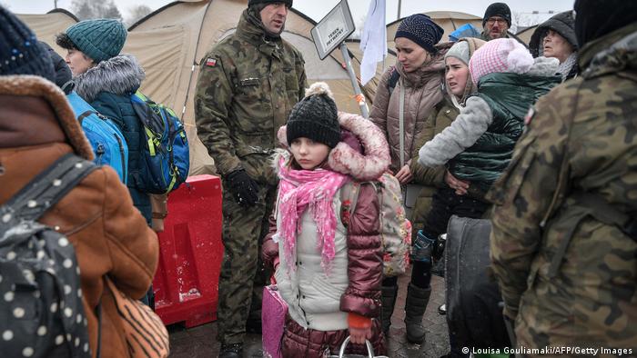 Ucrania suspende corredores humanitarios tras ataques de tropas rusas