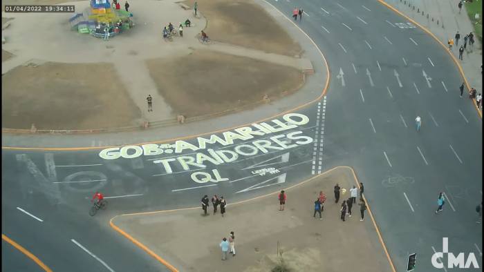 Desconocidos escribieron «Gobierno amarillo» durante una manifestación en Plaza Baquedano