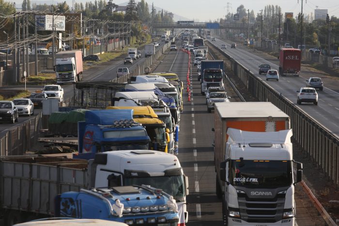Reunión entre gobierno y camioneros por paro en la Ruta 5 Sur: acuerdan mesa de trabajo