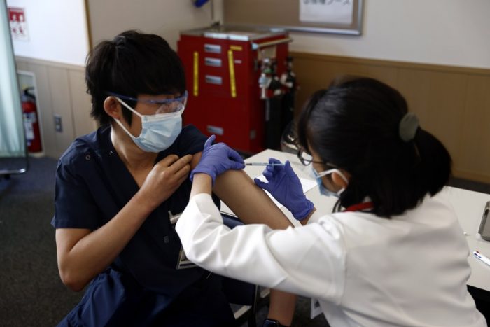 Japón aprueba cuarta dosis de vacuna contra COVID-19 para mayores de 60 años y adultos con afecciones médicas