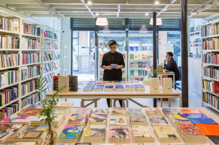 Librería y plataforma: la apuesta de Alma Negra