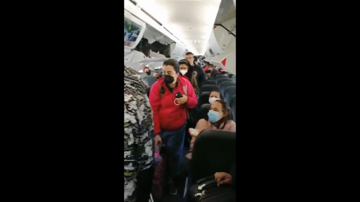 Avión de la aerolínea Sky es tomado por pasajeros en el aeropuerto de Santiago tras fallido intento por despegar