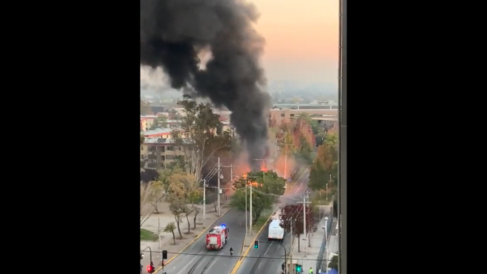 Bus del Transantiago resultó quemado tras disturbios en avenida Grecia