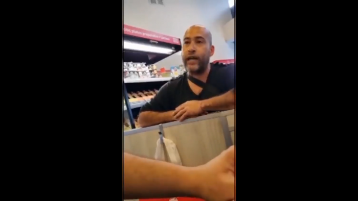 Registran a persona que agrede física y verbalmente a trabajadores venezolanos en un local comercial en Ñuñoa