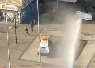 Un joven quemado: estudiantes realizan barricadas y cortan el tránsito en el centro de Santiago
