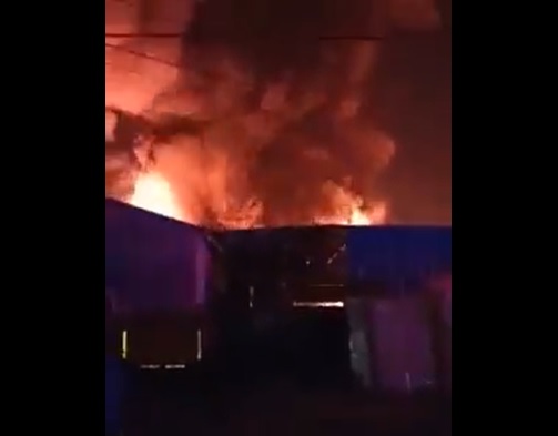 Gran incendio en fábrica de velas en La Pintana causa preocupación tras emanación de material tóxicos