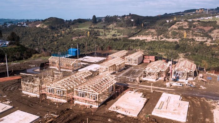 Obras de reconstrucción en población Camilo Henríquez de Castro registran 20% de avance y primera entrega será en agosto