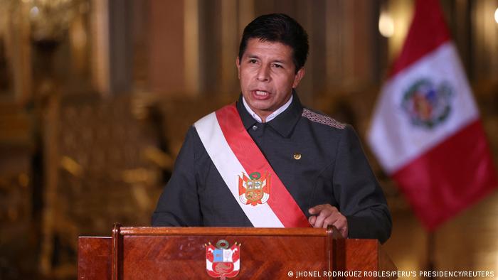 Presidente de Perú anuncia consulta sobre nueva Constitución