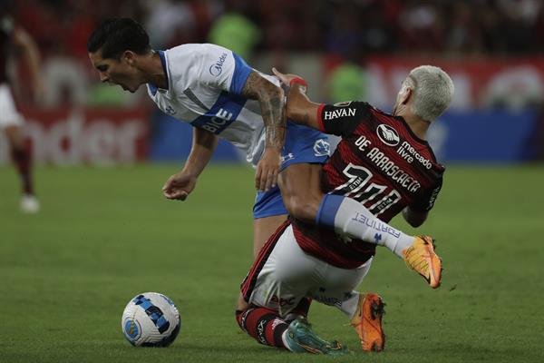 Universidad Católica fue goleado por Flamengo en Brasil y quedó eliminado de la Copa Libertadores