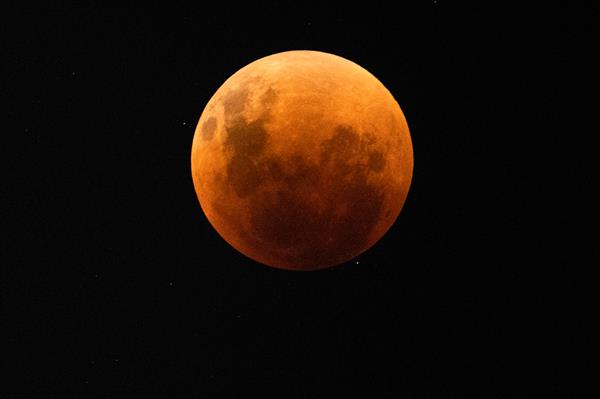 Chile se deleita con un nuevo eclipse que tiñe a la Luna de rojo