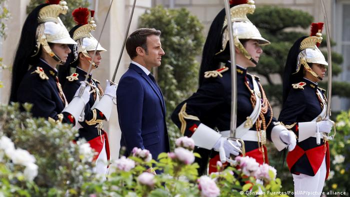 Macron promete una Francia «más fuerte» al asumir nuevo mandato