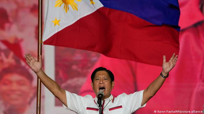 Hijo del dictador Marcos gana las presidenciales y devuelve a su familia al poder en Filipinas
