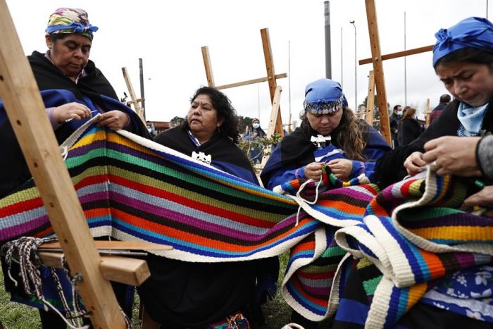 Un telar de 1 kilómetro en Chile, el récord mundial de 500 tejedoras mapuche