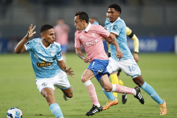 Se complican en la Libertadores: Universidad Católica empató en su visita ante Sporting Cristal en un igualdad que poco les sirve