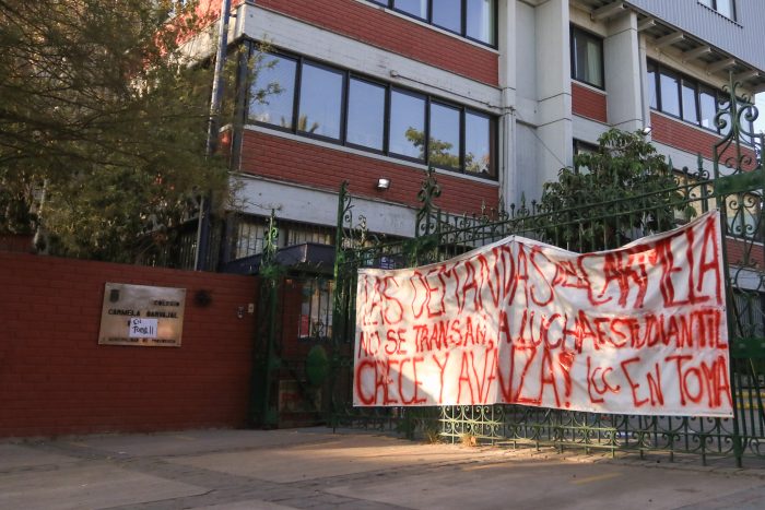 Intento de toma del Liceo Carmela Carvajal terminó con intensas manifestaciones al exterior del recinto