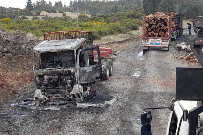 Nuevo ataque incendiario en Teodoro Schmidt terminó con siete camiones y una grúa destruidos por las llamas