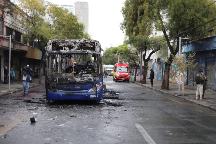 Manifestación al exterior del Liceo Barros Borgoño terminó con intento de quema de dos buses del Transantiago