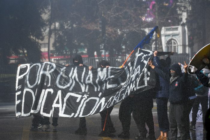 No cesan las protestas: estudiantes secundarios realizaron manifestación frente a La Moneda