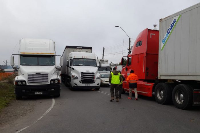Rechazo a la propuesta del gobierno: camioneros cortan el tránsito en la altura de Duqueco y generan gran congestión vehicular en la Ruta 5 Sur