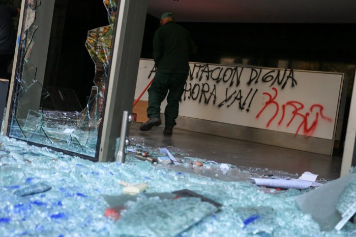 Oficinas de la Junaeb terminan con destrozos tras manifestación estudiantil en sus alrededores