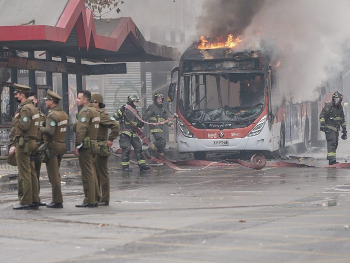 Dos detenidos: bus del Transantiago terminó totalmente quemado en pleno centro de Santiago
