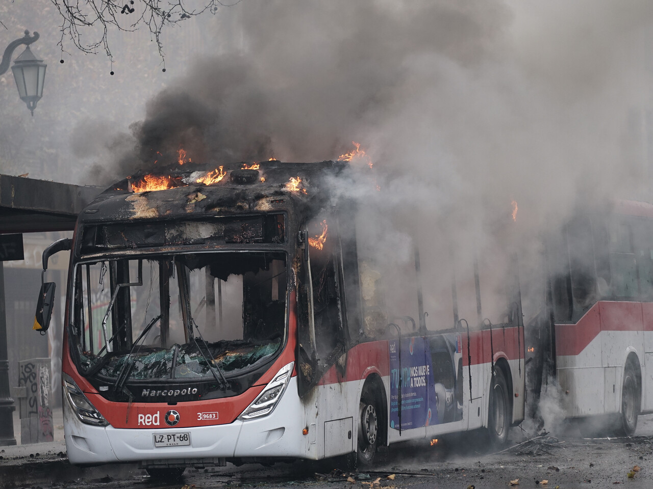 Estudiante detenido por quema de bus del Transantiago en la Alameda queda  en internación provisoria por delito de incendio