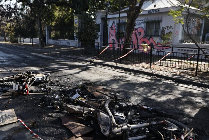 Reportan incidentes en distintos liceos emblemáticos de Santiago: hay tres funcionarios lesionados en Providencia y tres vehículos incendiados en parque Quinta Normal