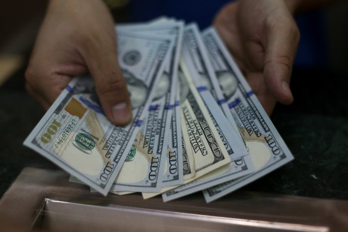 Dólar llega a los $870: mayor precio desde diciembre de 2021