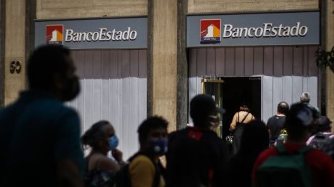 Detienen a exfuncionarios de BancoEstado: acusan fraude por más de $6.000 millones