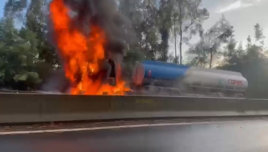 Camión de carga de combustible se quemó en plena Ruta 160 en la altura de Lota: descartan intervención de terceros