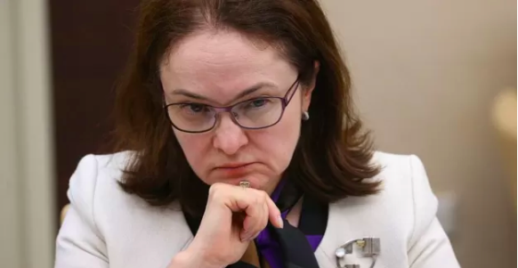 Quién es Elvira Nabiullina, la mayor banquera de Putin que utiliza su vestimenta para «decir lo que está pensando»