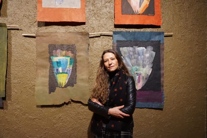Arte sustentable, revalorar lo femenino y materiales orgánicos en la exposición de la pintora Soledad Urzúa