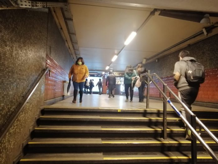 Usuarios destacan ausencia de vendedores ambulantes en estación de Metro y empresa apunta a «trabajo coordinado»