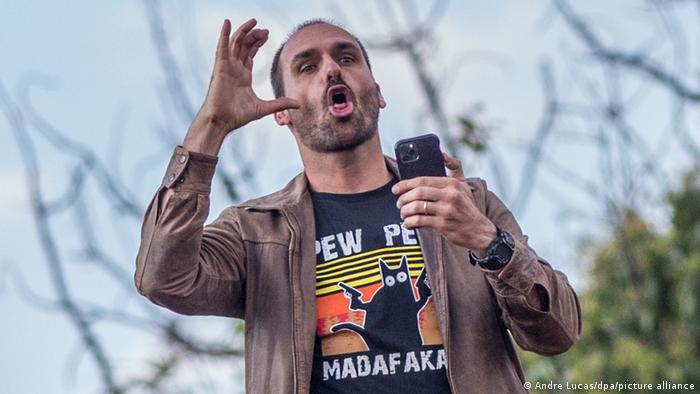 Congreso abre otro proceso contra hijo de Bolsonaro por burlarse de torturas