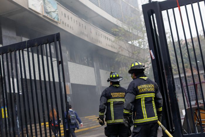 Instituto Nacional: alumnos bajan toma tras incendio en recinto