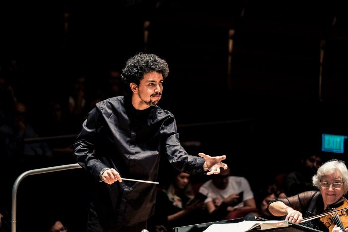 Luis Toro Araya debuta como el director invitado más joven de la Orquesta de Cámara de Chile