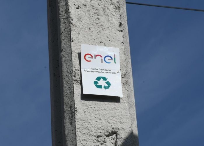 Instalan los primeros postes reciclados en el país gracias a inédito proyecto de economía circular
