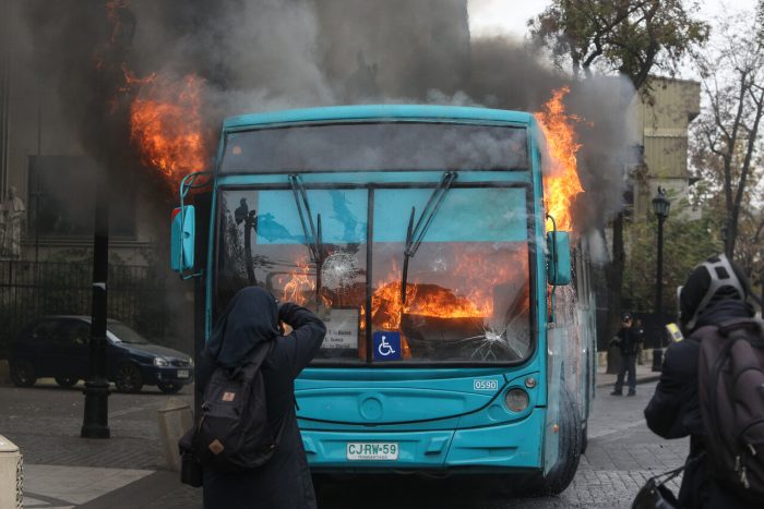 Sujetos quemaron bus del transporte público en la Alameda en medio de marcha estudiantil