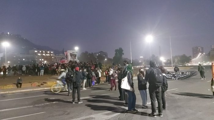 Personas se reúnen en Plaza Baquedano por fallecimiento de periodista Francisca Sandoval, baleada en Barrio Meiggs tras marcha del Día del Trabajador