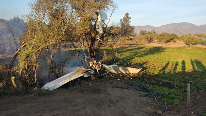 Piloto termina con lesiones leves tras caída de avioneta en Melipilla